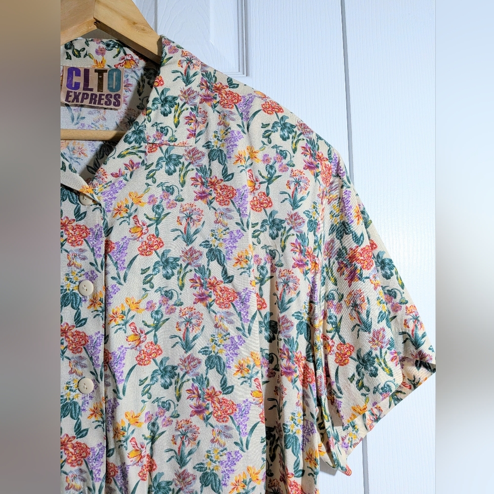 90s Floral Blouse. Oversized Medium Fit.